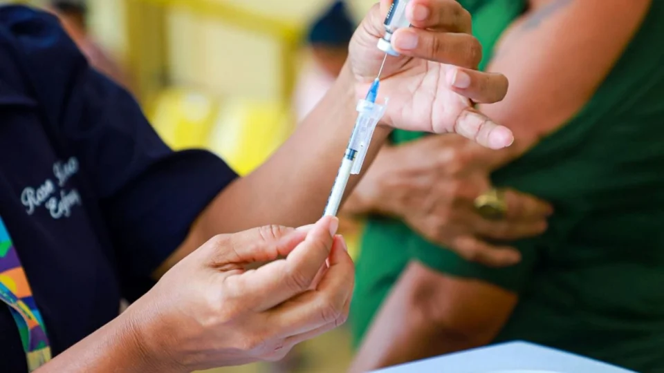 Confira onde se vacinar contra a dengue, gripe e covid-19 neste sábado (18) em Manaus