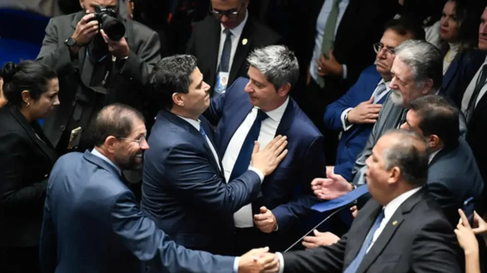 Alcolumbre recebe parabéns de Lula após eleição no Senado