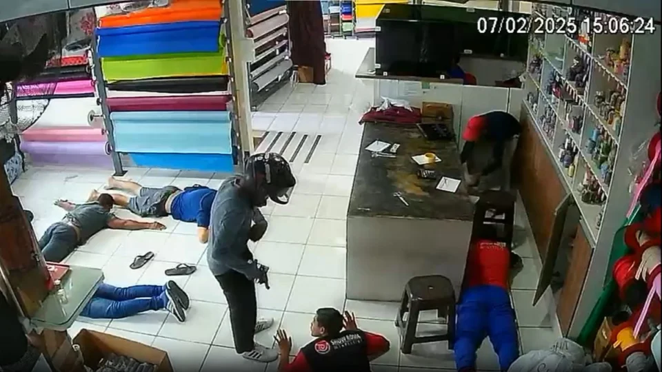 Assaltantes armados ‘fazem a limpa’ em loja de tecidos na zona Norte de Manaus; veja vídeo