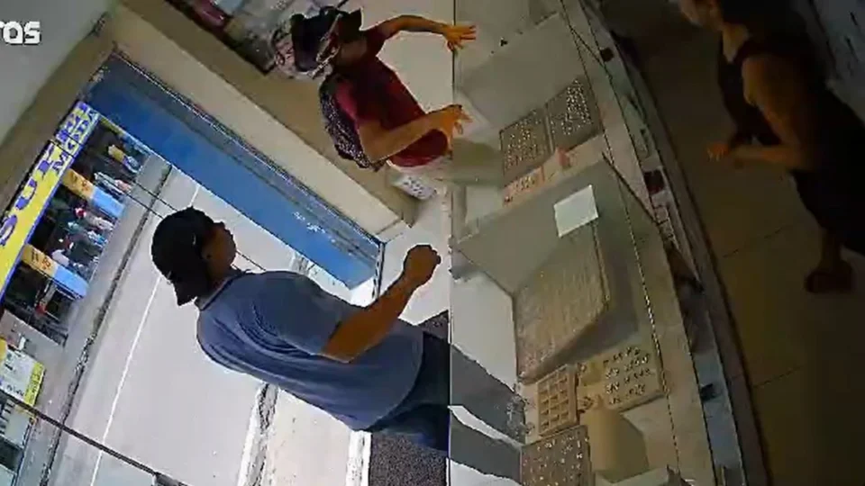 Câmeras registram assalto a joalheria antes de motorista ser morto por criminosos em Manaus; veja vídeo