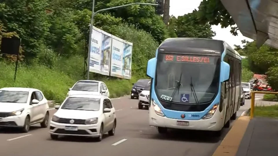 Passageira é esfaqueada por criminosos durante assalto na linha 652 em Manaus