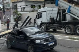 Caçamba atinge fiação elétrica e derruba poste de energia sobre carro em Manaus; veja vídeo