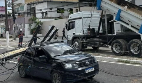 Caçamba atinge fiação elétrica e derruba poste de energia sobre carro em Manaus; veja vídeo