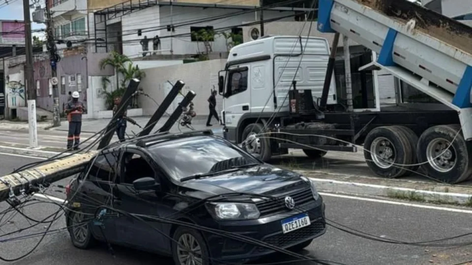 Caçamba atinge fiação elétrica e derruba poste de energia sobre carro em Manaus; veja vídeo