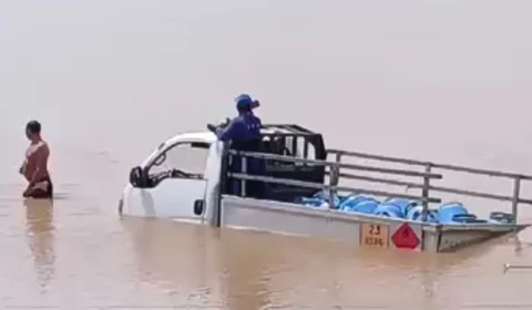VÍDEO: caminhão perde freio e cai no rio Amazonas durante entrega de gás em Itacoatiara