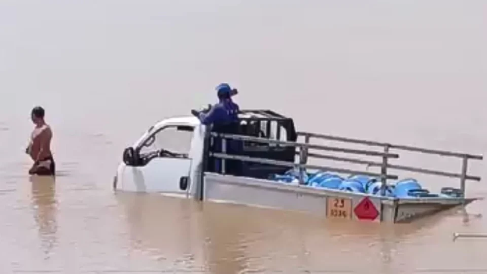 VÍDEO: caminhão perde freio e cai no rio Amazonas durante entrega de gás em Itacoatiara