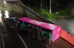 Caminhão com 42 toneladas tomba na avenida das Torres durante forte chuva em Manaus