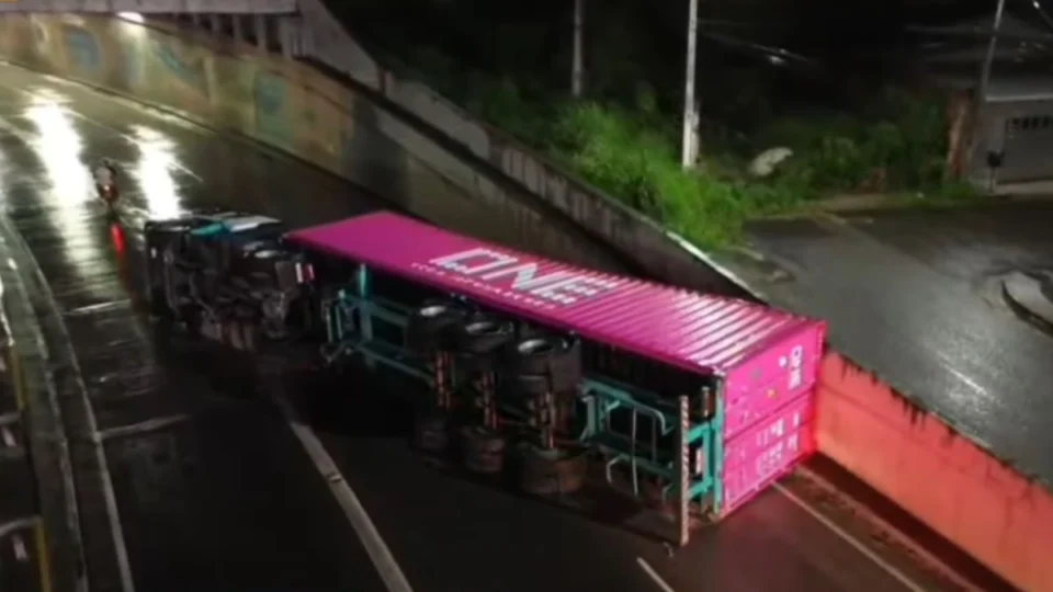 Caminhão com 42 toneladas tomba na avenida das Torres durante forte chuva em Manaus
