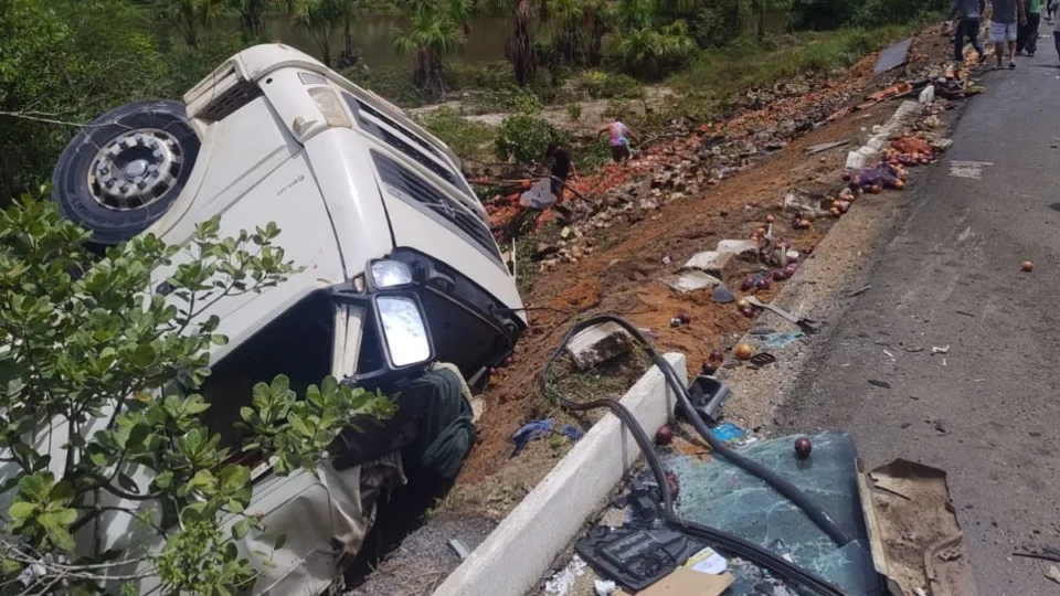 Caminhão carregado de cebolas tomba na BR-174 e populares furtam carga; veja vídeo