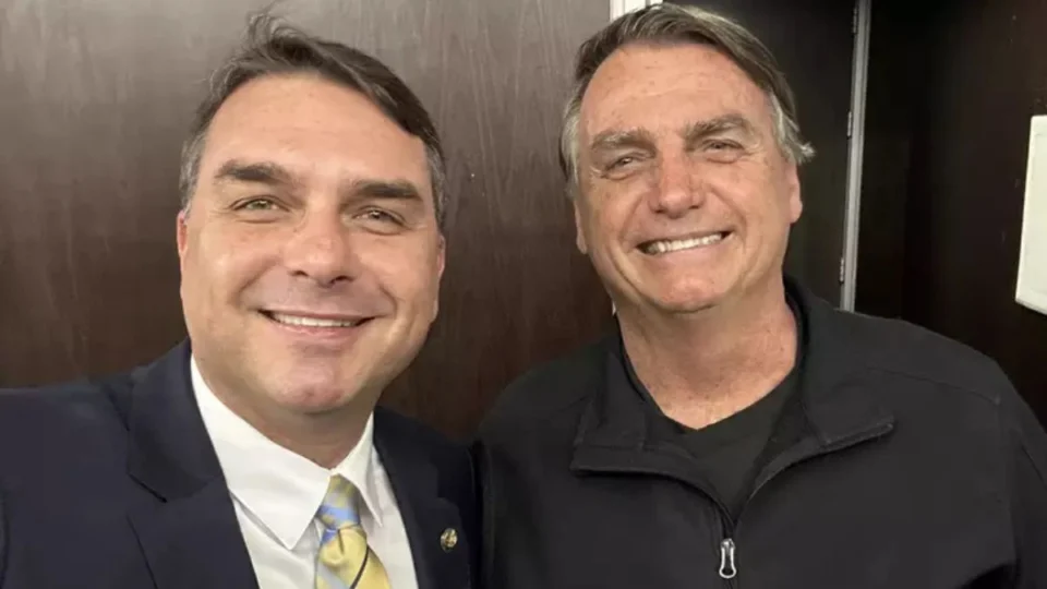 Flávio Bolsonaro é confirmado por Jair Bolsonaro como pré-candidato à Presidência em 2026