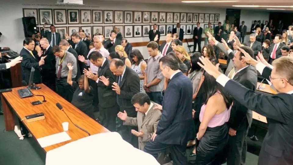 Bancada evangélica escolhe novo líder nesta terça-feira (25); saiba quem são os favoritos