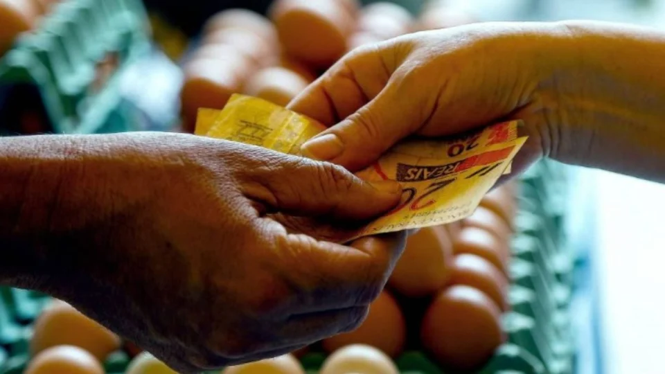 Por que o ovo está mais caro? Especialista explica aumento e como queda de inflação acontece; entenda