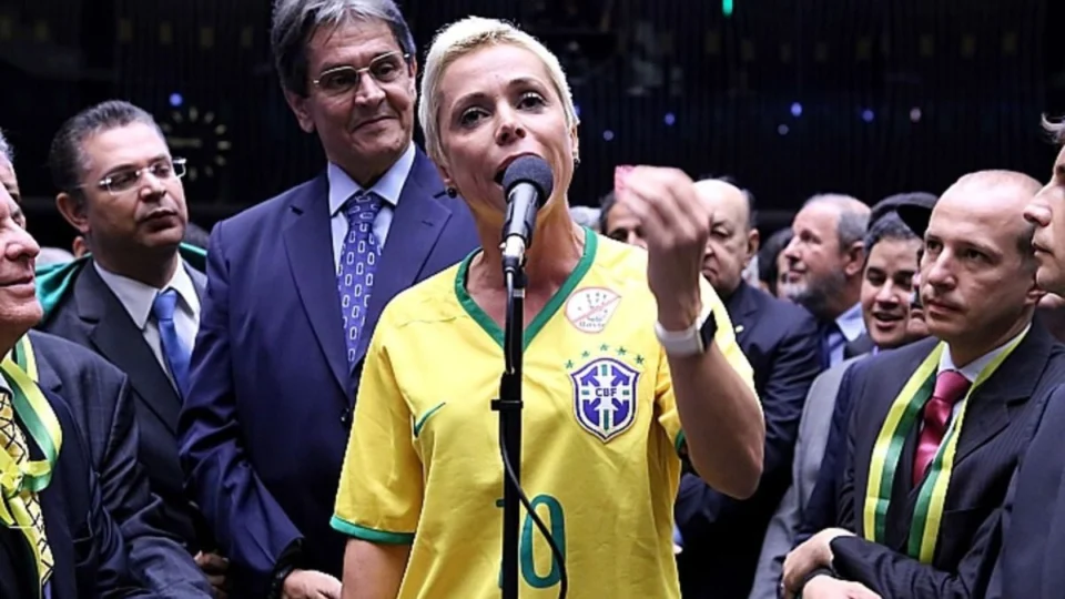 É de direita e brasileiro nos EUA? Ex-deputada se movimenta na promoção de ‘asilo político’; entenda