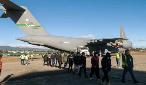 Brasil recebe novo voo com 111 brasileiros deportados dos EUA; recepção é reforçada