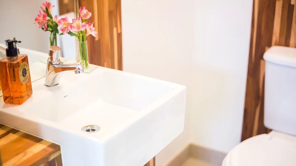 O que colocar de decoração no banheiro? Veja ideias práticas e charmosas