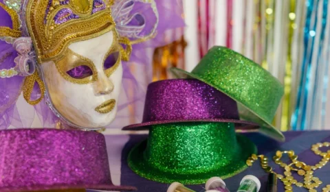 Aprenda a fazer uma decoração de carnaval bonita e sem gastar muito