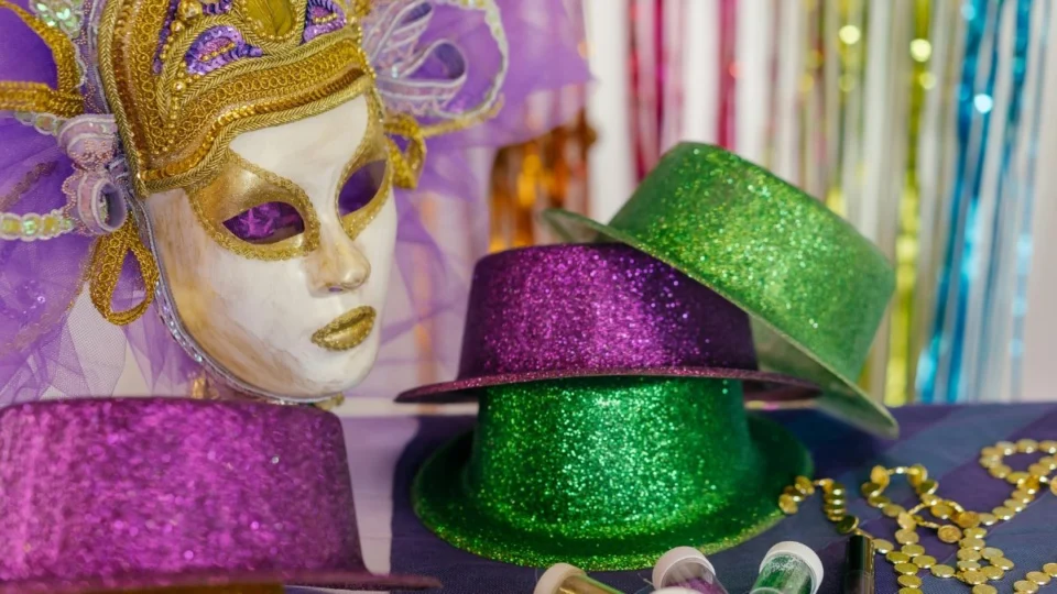 Aprenda a fazer uma decoração de carnaval bonita e sem gastar muito
