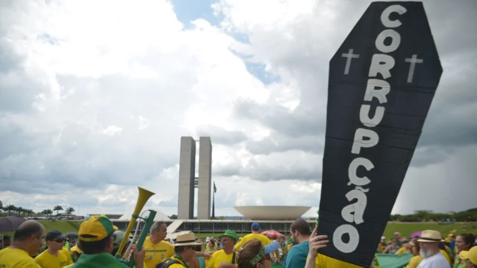 Brasil atinge pior índice no ranking da corrupção: Veja os 6 escândalos que prejudicaram o país