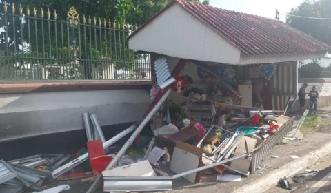 Motorista invade e destrói loja com carro na zona Centro-Sul de Manaus