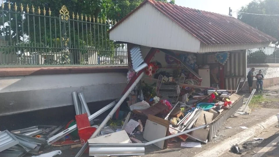 Motorista invade e destrói loja com carro na zona Centro-Sul de Manaus
