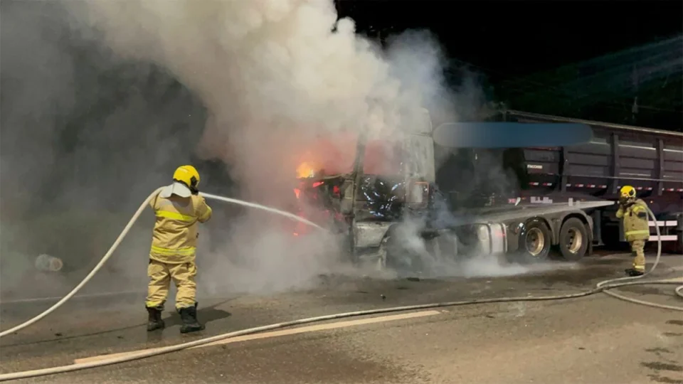 Carreta carregada com soja é atingida por incêndio em Porto Velho