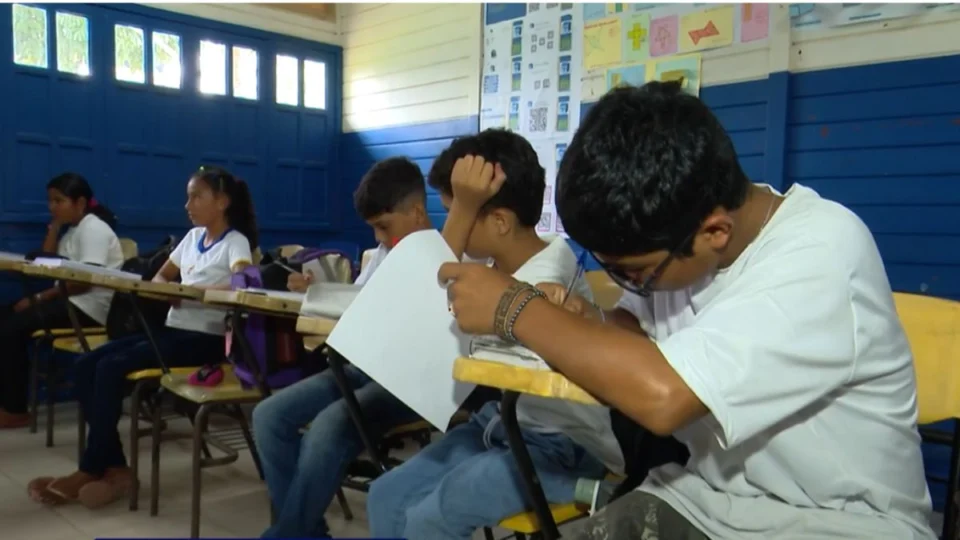 Das margens dos rios à sala de aula: os desafios dos estudantes ribeirinhos em Manaus