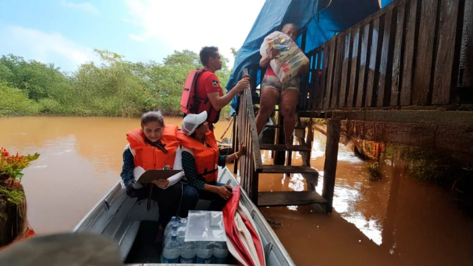 Famílias recebem cestas básicas após enchente em Ji-Paraná, RO