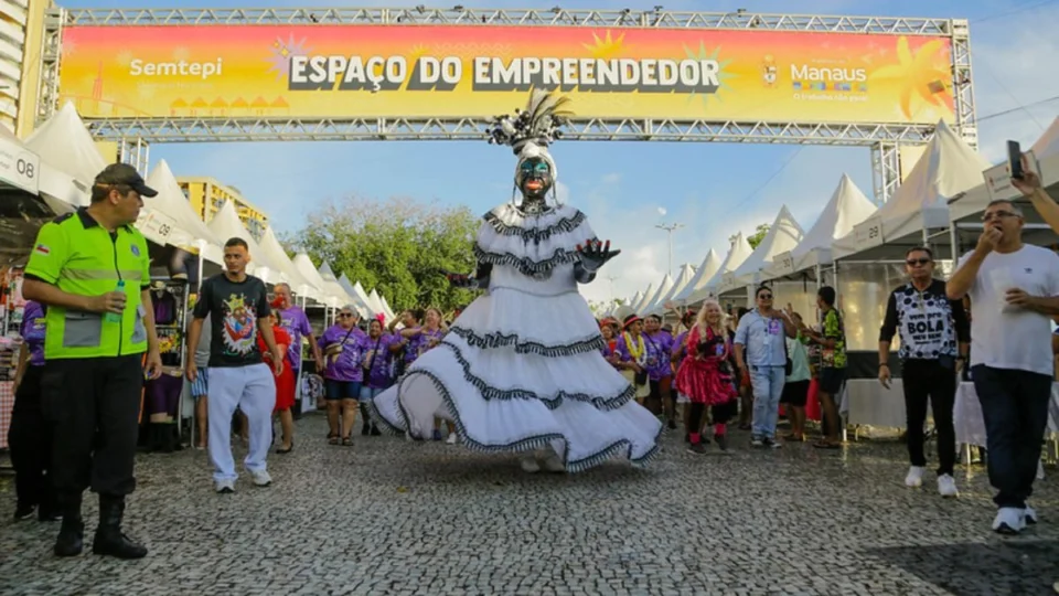Feira de Carnaval na Ponta Negra movimenta economia local em Manaus