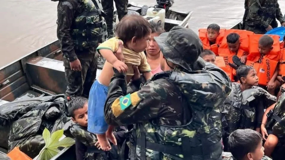 Mais de 20 crianças indígenas e adultos são resgatados após naufrágio no rio Javari, no AM
