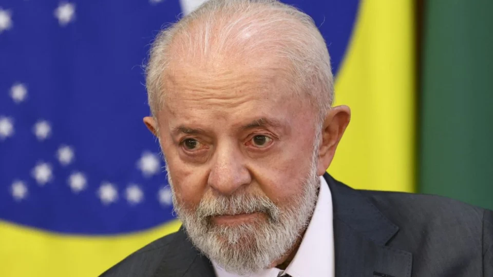 Pedido de impeachment de Lula chega a 130 assinaturas; veja lista dos assinantes