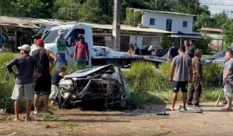 Motorista escapa ileso após carro cair em vala e ficar destruído em acidente na AM-070; veja vídeo