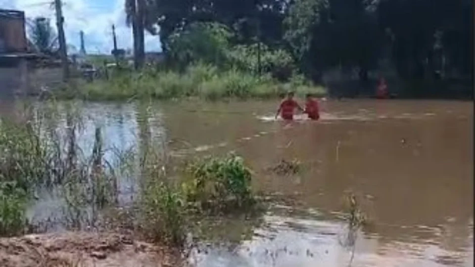 VÍDEO: Mulher morre afogada após cair em área alagada em Ji-Paraná, RO