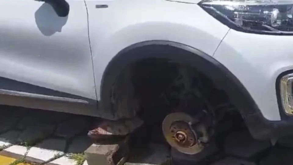 VÍDEO: Mulher tem pneu furtado em estacionamento de hospital em Manaus