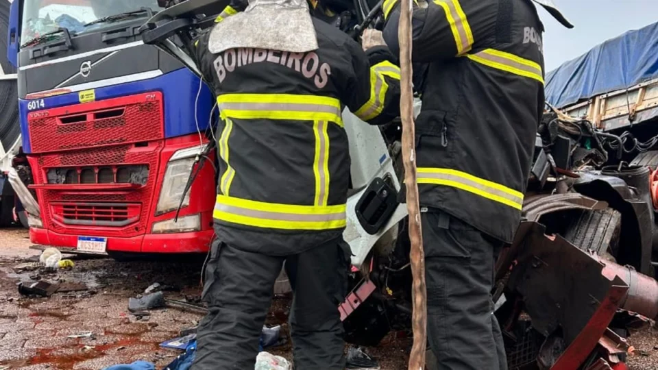 Acidente entre carretas na BR-153 deixa motorista preso nas ferragens