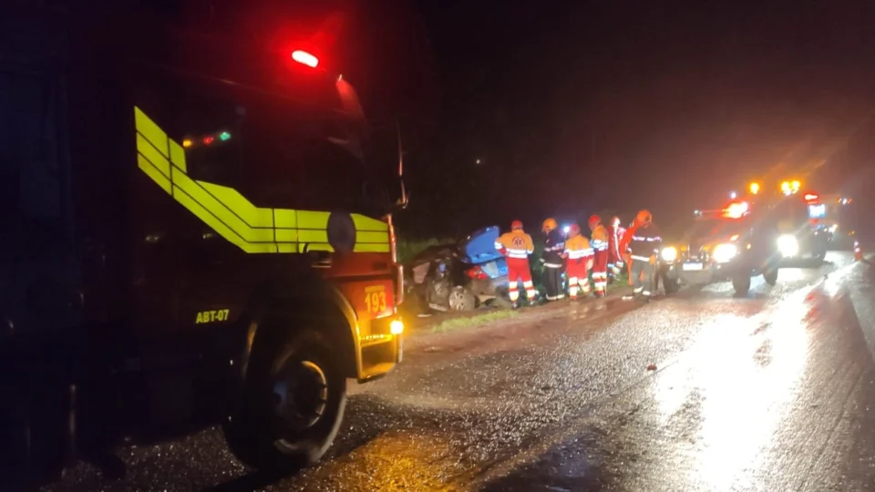 Colisão entre caminhão e carro de passeio deixa uma pessoa morta na BR-153 no TO