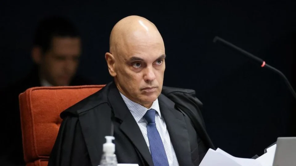 Alexandre de Moraes consulta PGR sobre apreender passaporte de Eduardo Bolsonaro