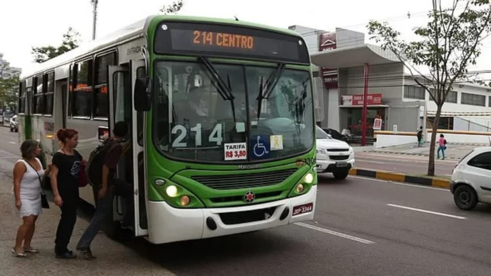Pela terceira vez, Justiça suspende aumento da passagem de ônibus em Manaus