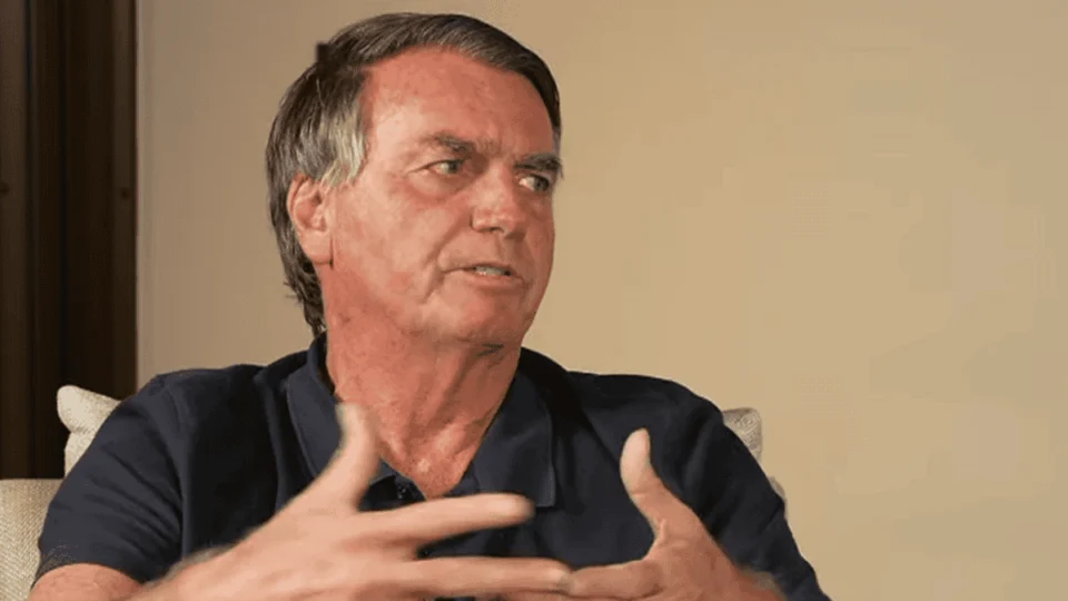 Bolsonaro fala sobre ‘Ainda Estou Aqui’ e critica Fernanda Torres em entrevista a Leo Dias