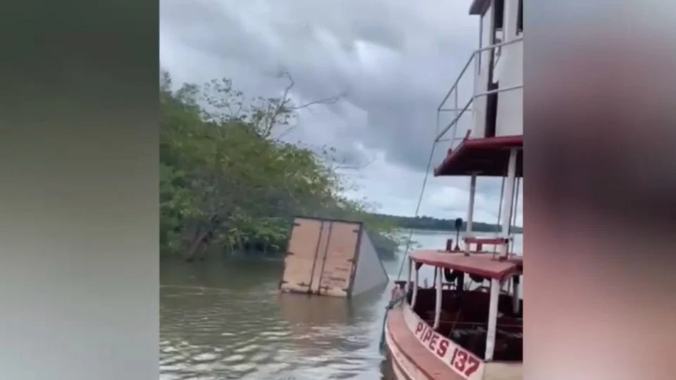Caminhão perde freio e cai no rio Tocantins em Aguiarnópolis; veja vídeo