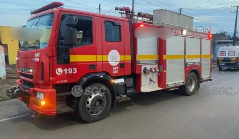 VÍDEO: casa de madeira é destruída por incêndio no Centro de Porto Velho