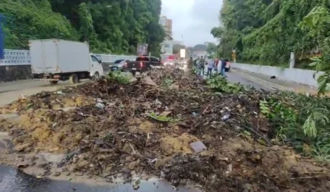 VÍDEO: chuva causa deslizamento de barranco na Avenida Mario Ypiranga em Manaus