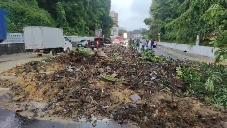 VÍDEO: chuva causa deslizamento de barranco na Avenida Mario Ypiranga em Manaus