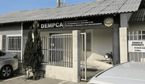 Mulher é presa ao ser flagrada com filhas de 11 e 12 anos em motel em Cruzeiro do Sul