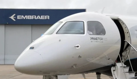 Embraer fecha acordo bilionário para venda de jatos; veja valor