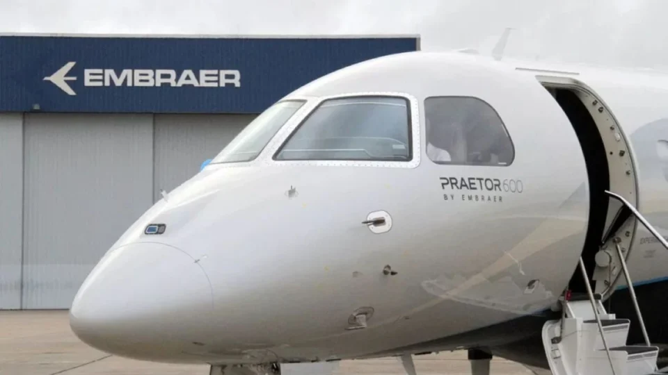Embraer fecha acordo bilionário para venda de jatos; veja valor