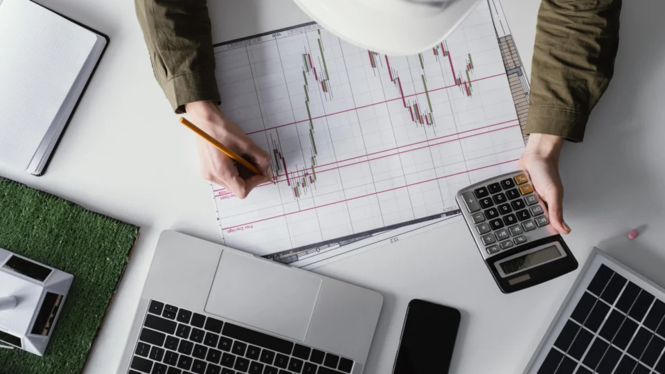 Ibovespa dispara 2,7% após pesquisa Datafolha; dólar cai e mercado reage