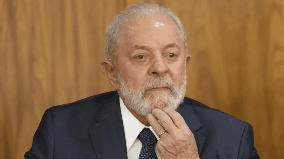 ‘Isolado’ e ‘Não faz política’: Advogado aliado de Lula critica gestão do presidente