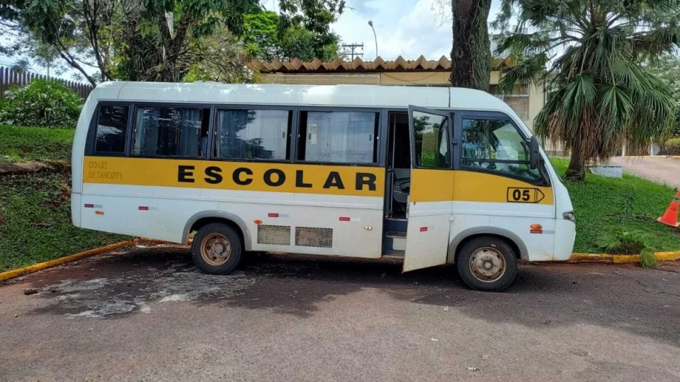 Polícias Civil e Militar recuperam mais um micro-ônibus escolar clonado no Paraná