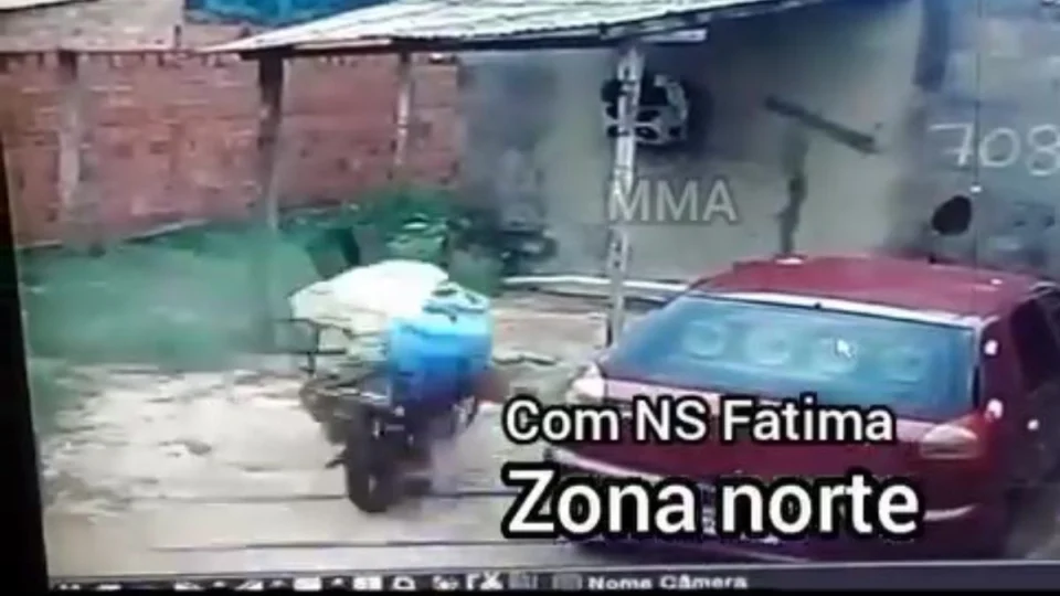 Motoqueiro perde o freio e bate em parede de casa em Manaus; veja vídeo