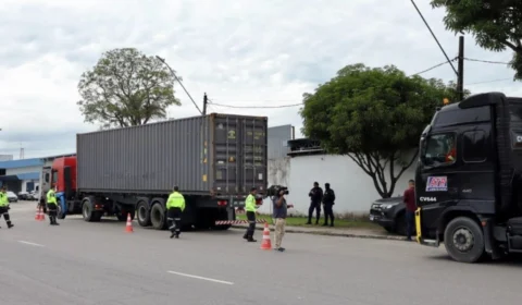 Operação em Manaus: caminhões com pneus carecas e perigosos são retirados das ruas
